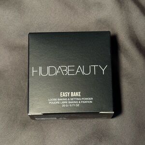 HUDA BEAUTY Easy Bake Loose Powder - Black